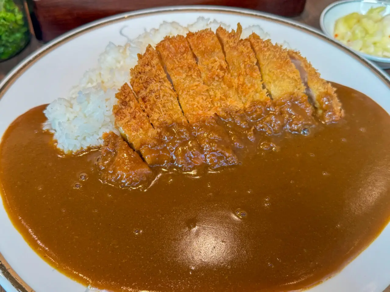 天王寺駅・阿倍野駅すぐ、あべのハルカス近鉄百貨店の南に店を構える「KYKかつ＆カリー岸本ビル店」