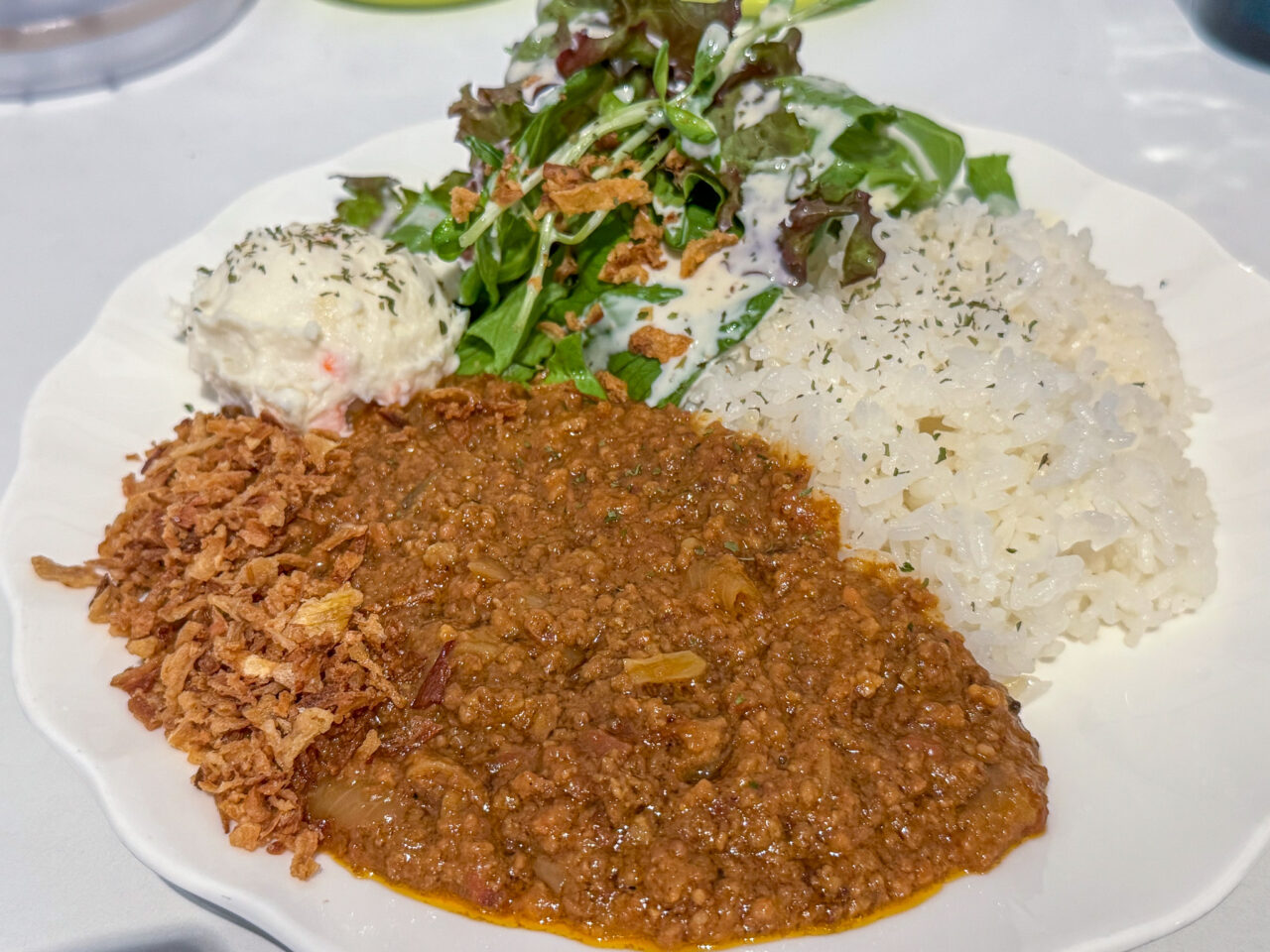 玉造駅近くのチーズケーキが人気のカフェ「CAFE.A.SEPTEMBER」のキーマカレーランチ