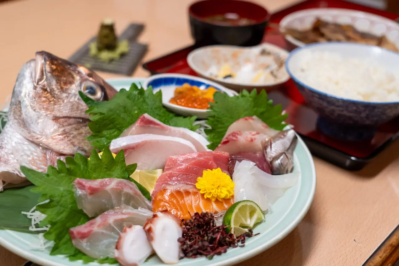 アポロビルにある寿し割烹 魚市のお造り盛り定食