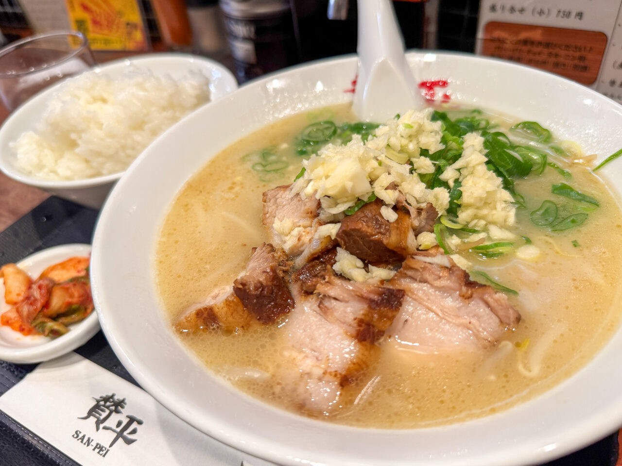 鶴橋の人気ラーメン店らーめん賛平のにんにくラーメン