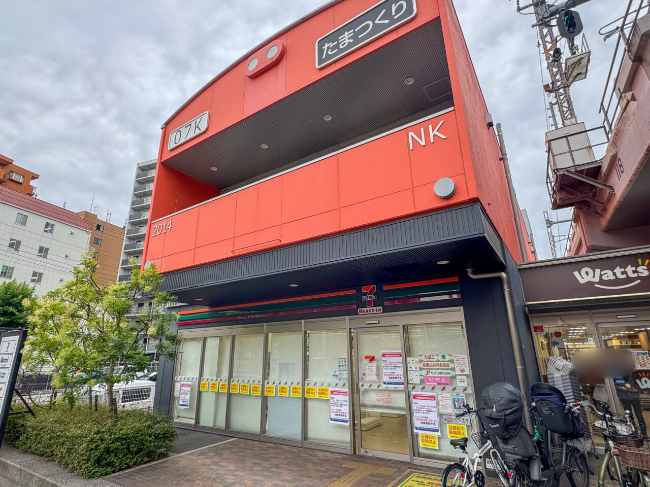 JR玉造駅すぐ、リニューアルオープンのため一時閉店中の電車の建物の「セブン-イレブン ハートインビエラ玉造店」