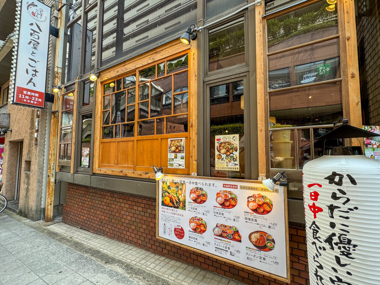 上本町にオープンした、体にやさしい和定食や手作り惣菜を一日中提供する八百屋とごはんきたがき