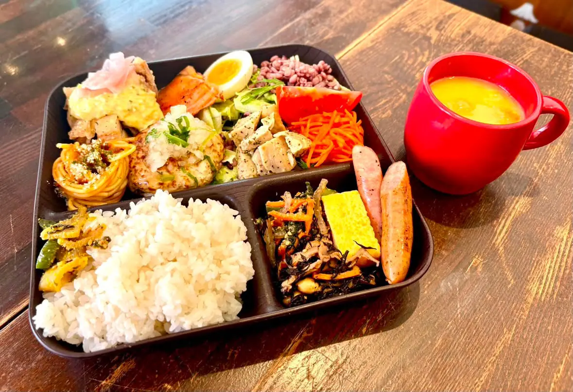 三鷹市役所のさんさん館に８月31日オープンするコックテイル食堂のランチプレート