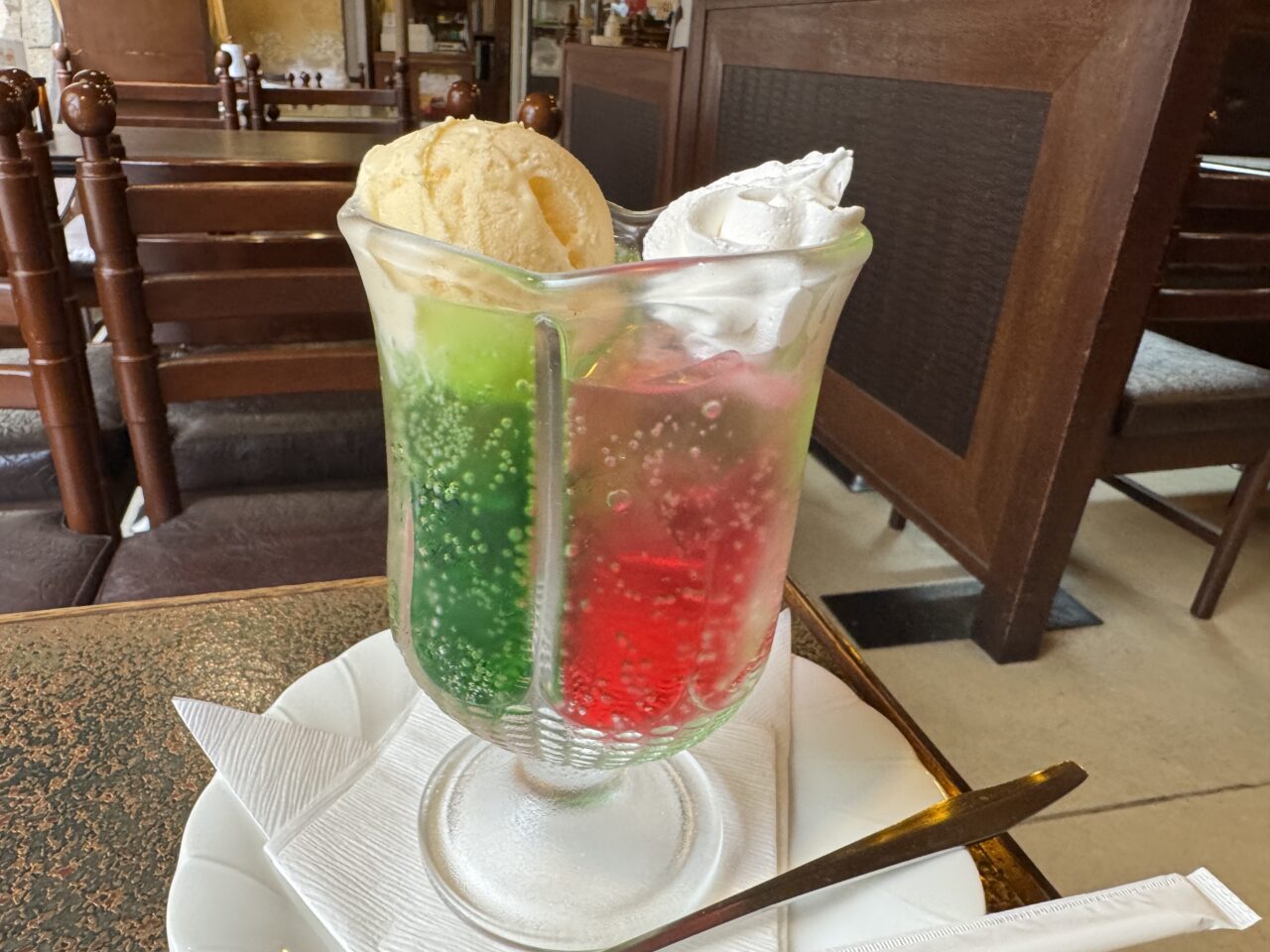 【藤沢市】しばらく休業していた老舗喫茶「ジュリアン」が営業再開していました！ 短縮営業でも店内はにぎわい、人気のペアソーダも健在でした♪