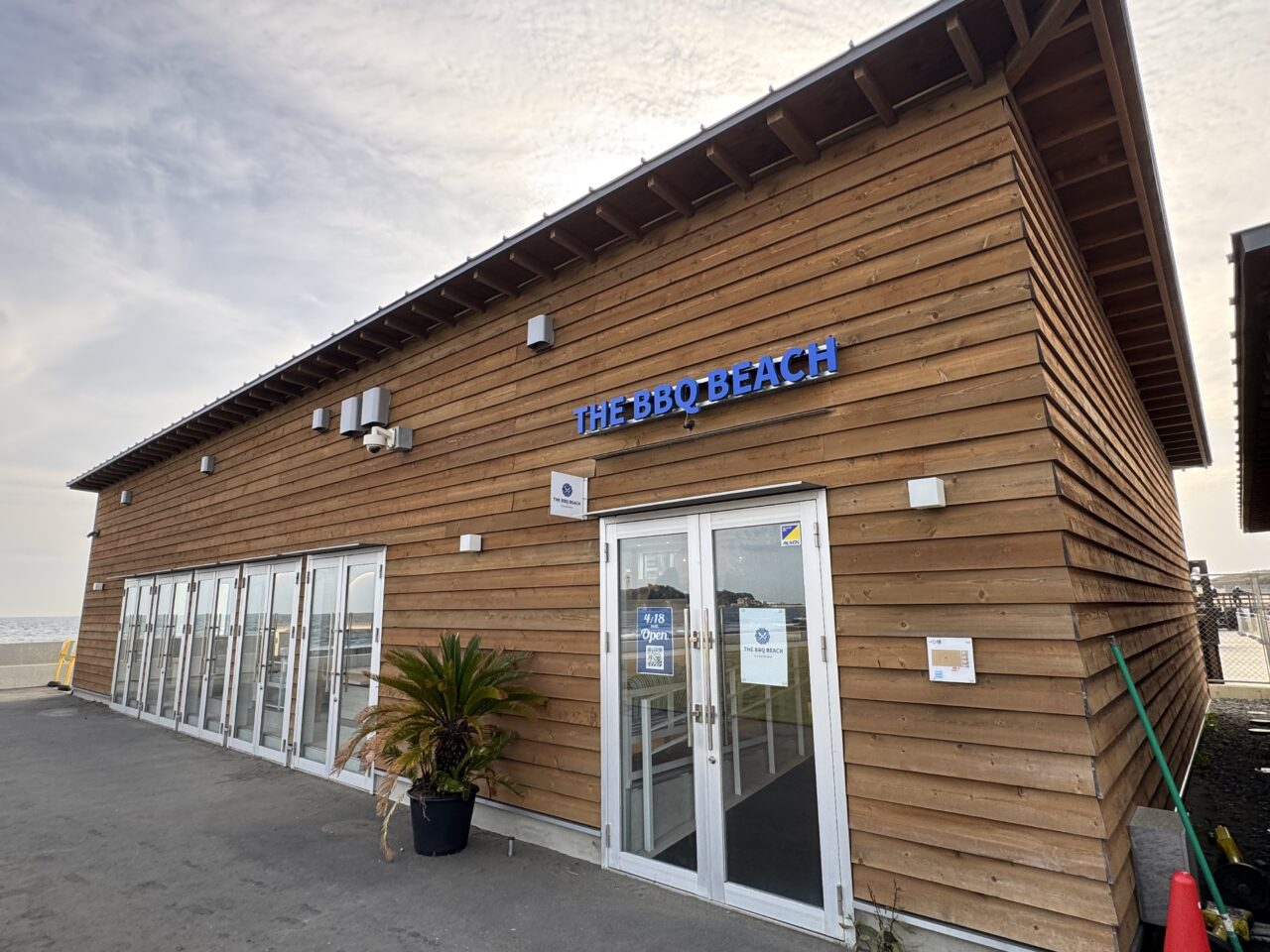 【藤沢市】手ぶらでも持ち込みでも楽しめる都市型ビーチBBQ施設「THE BBQ BEACH in KUGENUMA」が 鵠沼海浜公園HUG-RIDE PARKに4月18日にオープンします♪