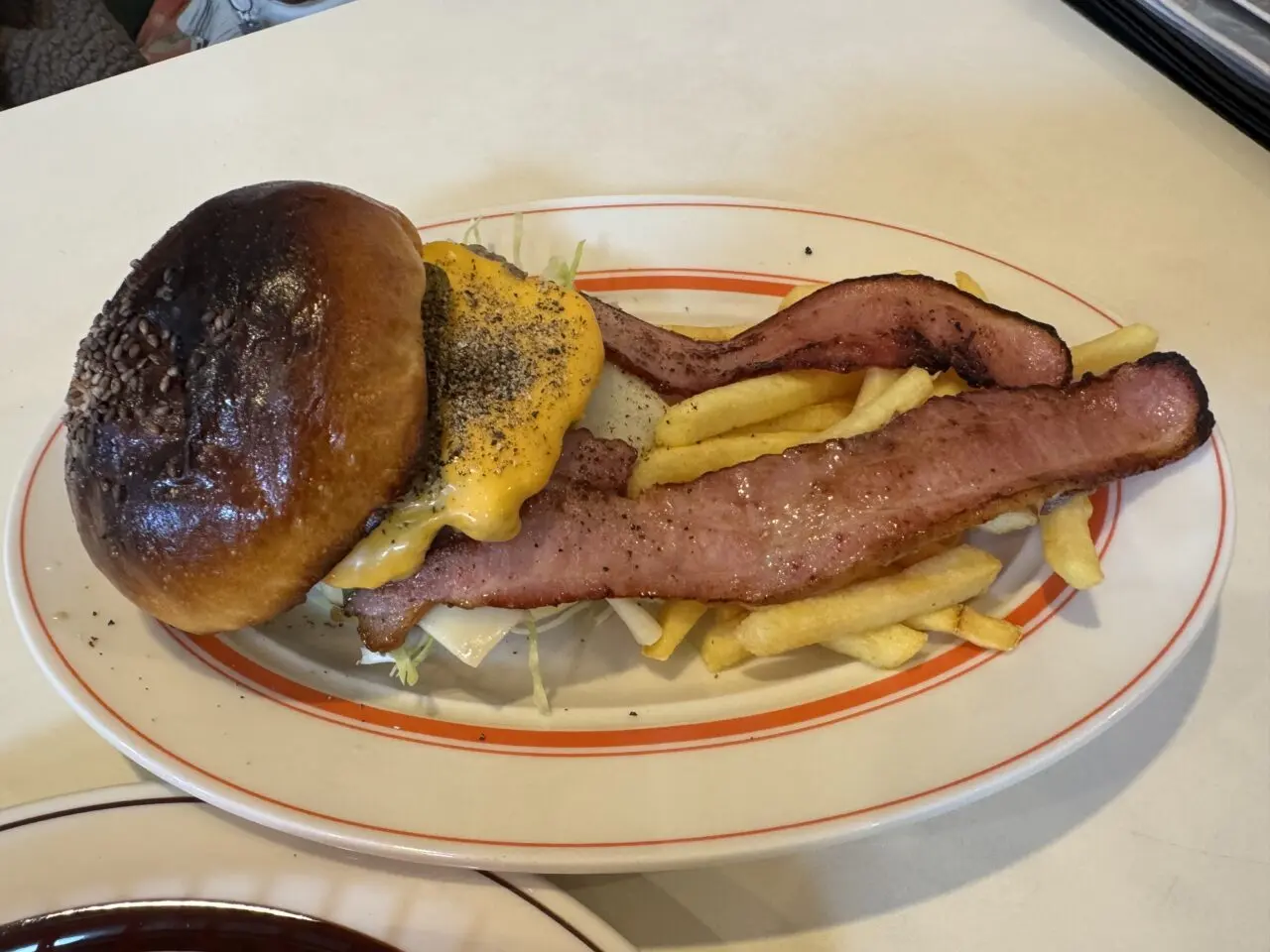 わんちゃんOKのカフェ『JUNK STAND』の絶品バーガーが話題！ 間借り営業も集まる“挑戦者応援カフェ”とは？