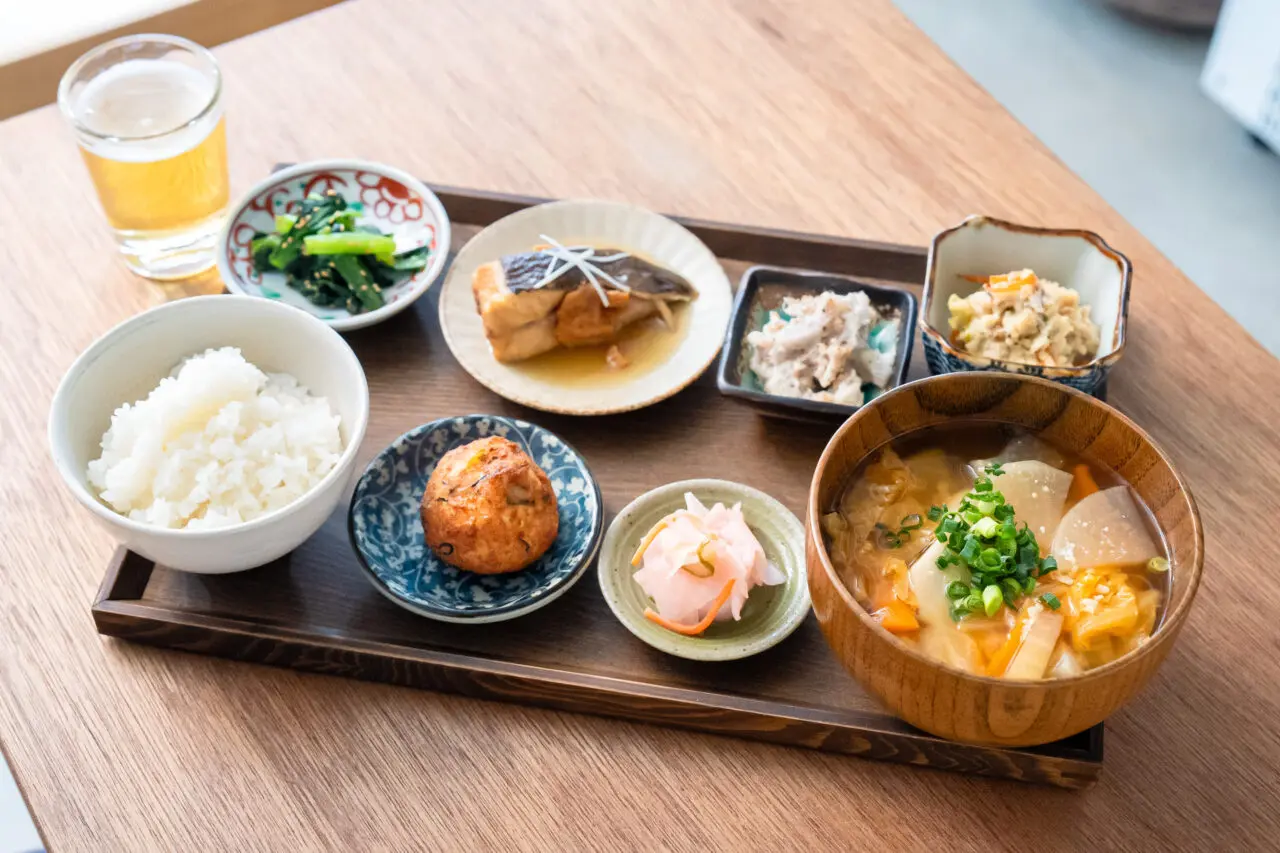 【藤沢市】藤沢駅南口で人気の日本ワインの角打ち酒屋「じゃん商店」でランチ開始！ “酒屋の昼ごはん”が1月15日からスタートします♪