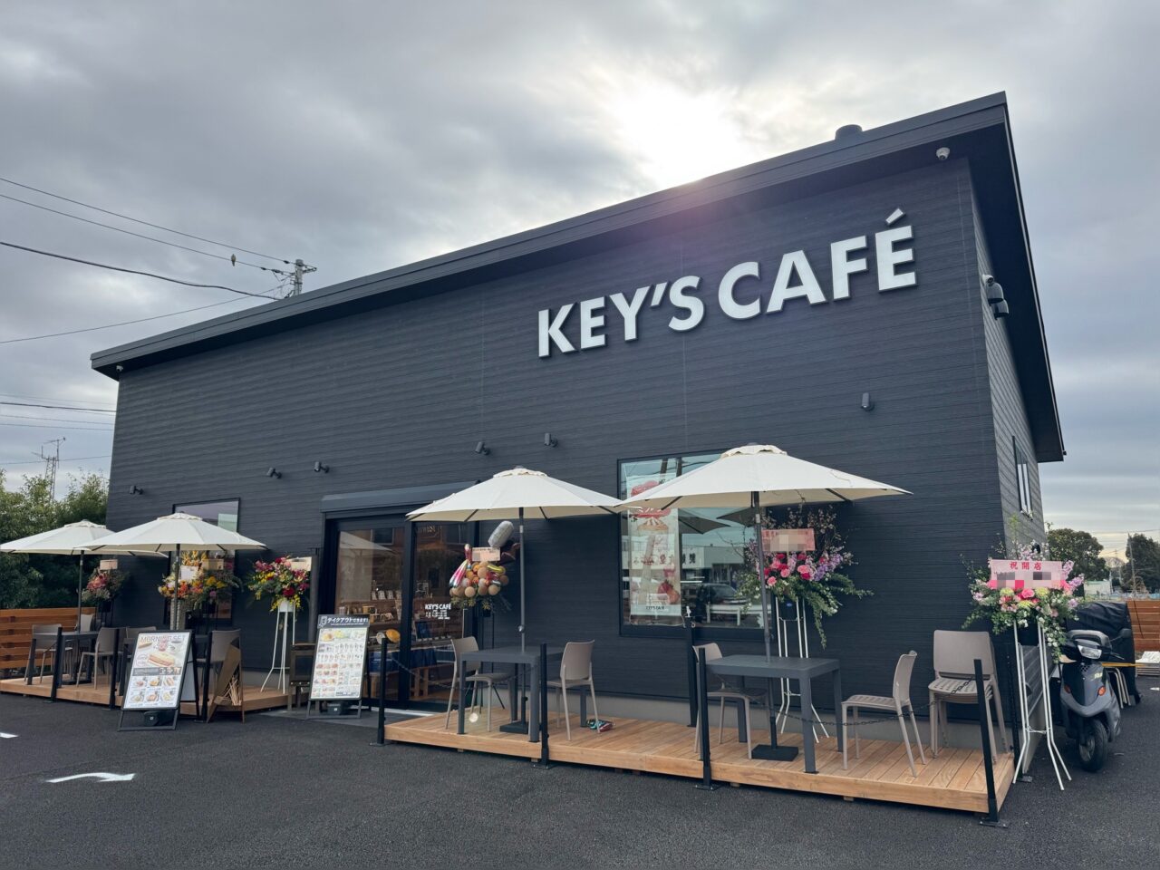 【藤沢市】宮原エリアの中原街道沿いに車で立ち寄れるカフェ「KEY'S CAFÉ 藤沢宮原店」が3月6日にオープンしました。薪ストーブのある話題のカフェです♪