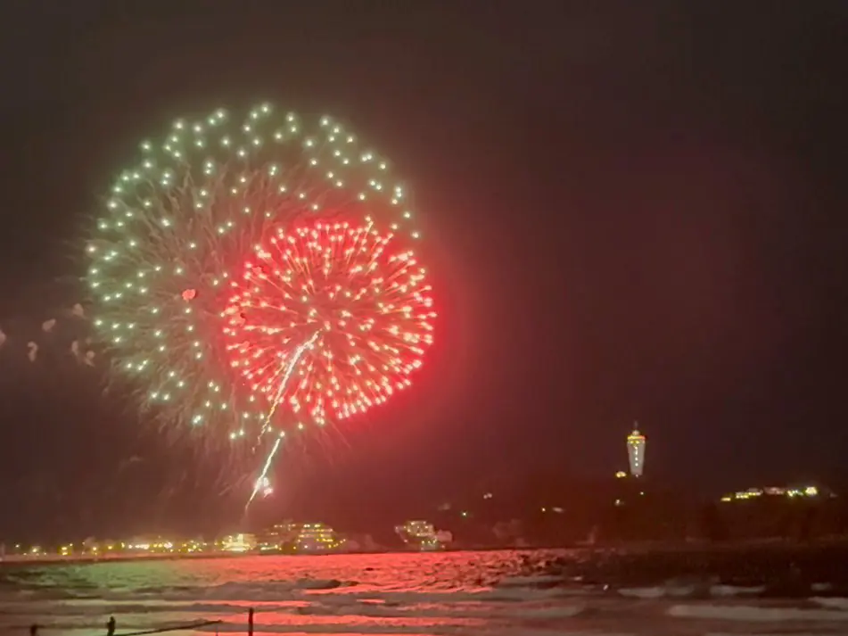 【藤沢市】夏の終わりを花火で締めくくり！ 9月12日に片瀬西浜・鵠沼海水浴場で「西浜海水浴場“夏”花火」が開催されます♪ 10月17日には約1,000発の「2026ふじさわ江の島花火大会」も開催決定！