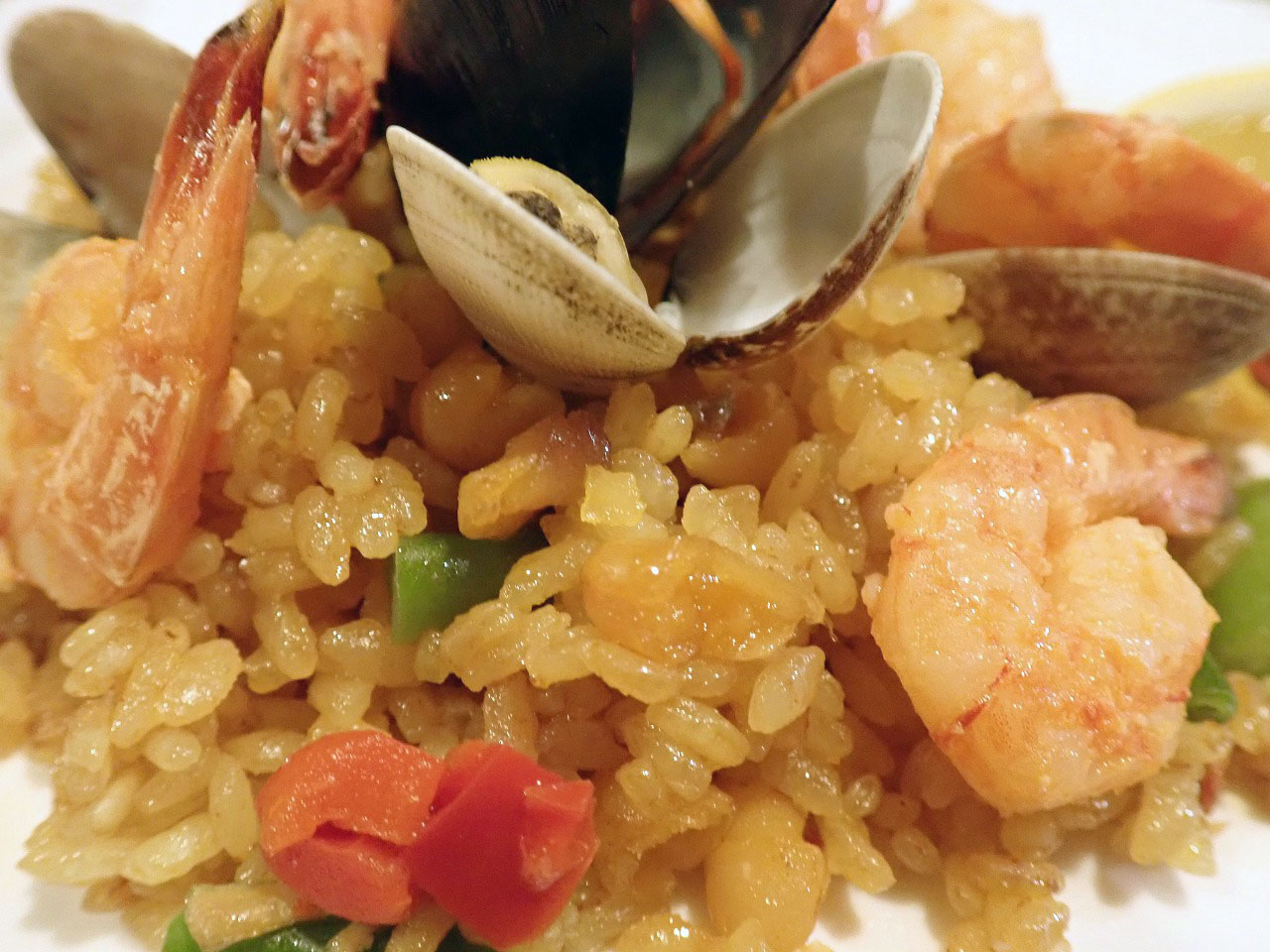 パエリアとパエージャは、どちらも同じスペイン料理の「paella」を指す言葉です
