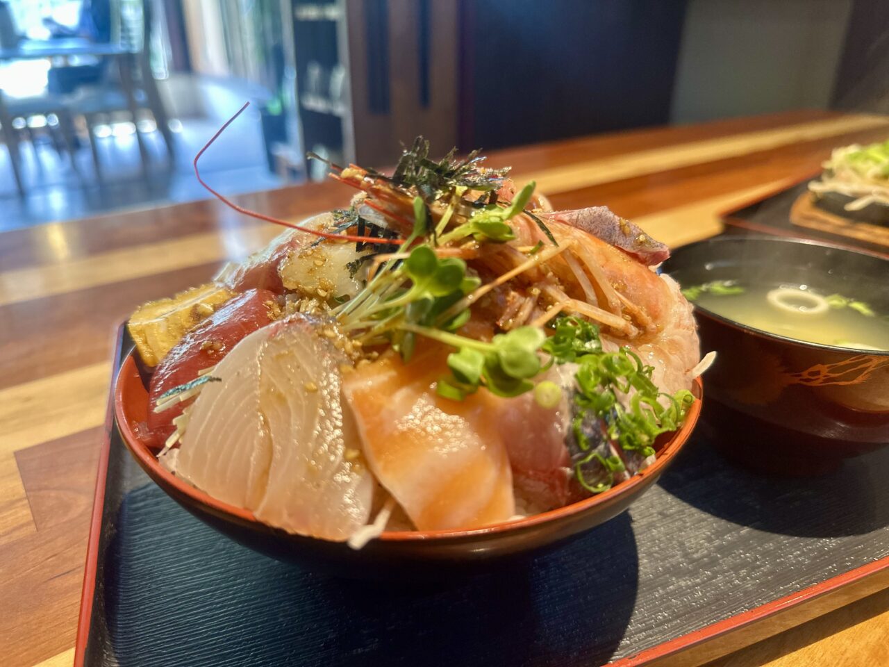 2025年「魚国」の海鮮丼が『オモウマい店』に登場